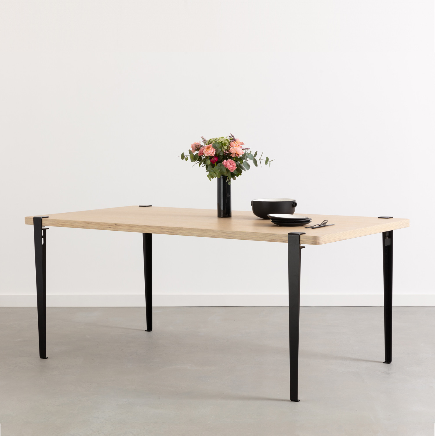 BRIXTON dining table – eco–certified wood