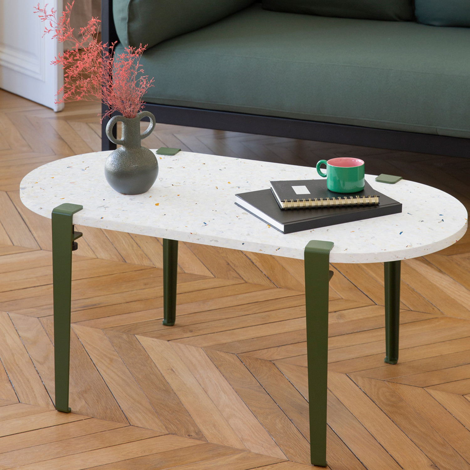 Table Basse En Bois Avec Plateau En Marbre à L'intérieur D'un Salon Moderne  Avec Un Canapé Gris