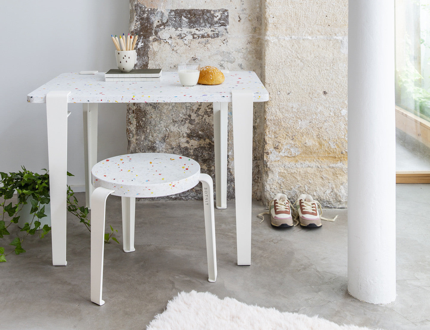Tabouret blanc empilable avec pieds en métal noir 41x45H cm