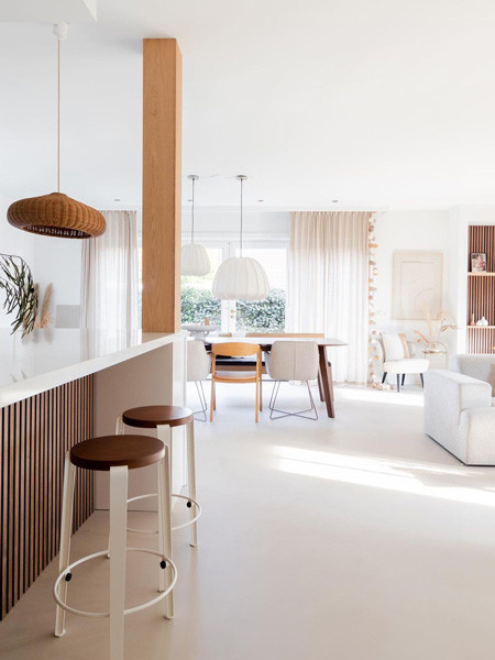 Bureau au style scandinave et son plateau en verre pour votre maison