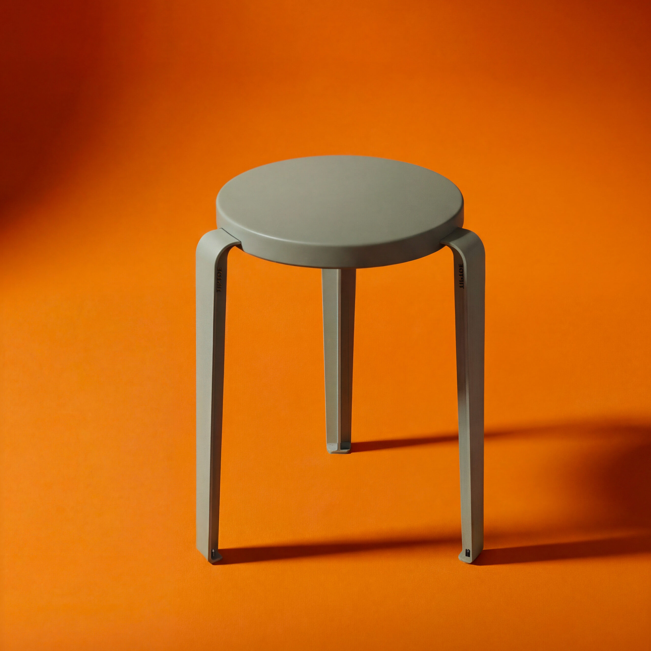 Tabouret LOU édition Chroma - bois éco-certifié